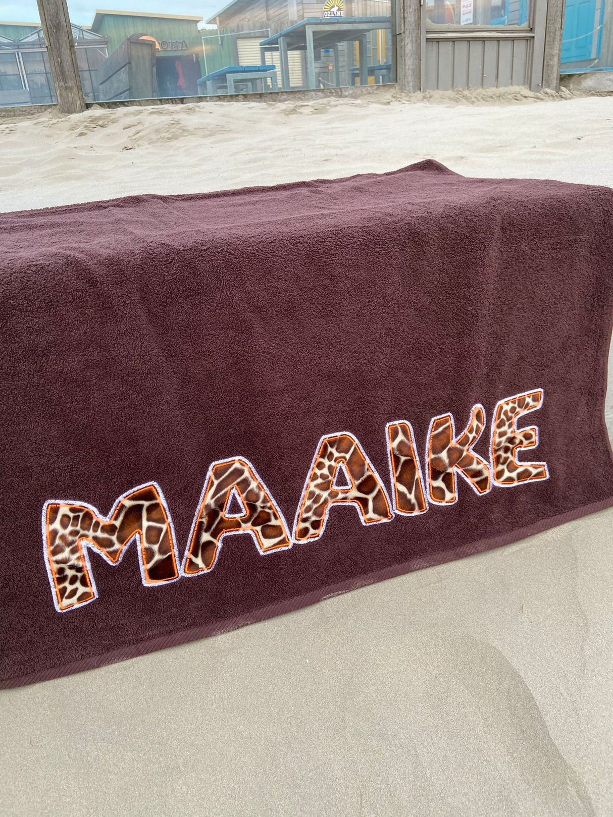 Bruin strandlaken met giraffeprint