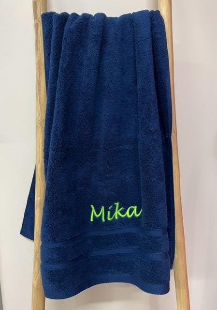 Deluxe donkerblauw badhanddoek borduren