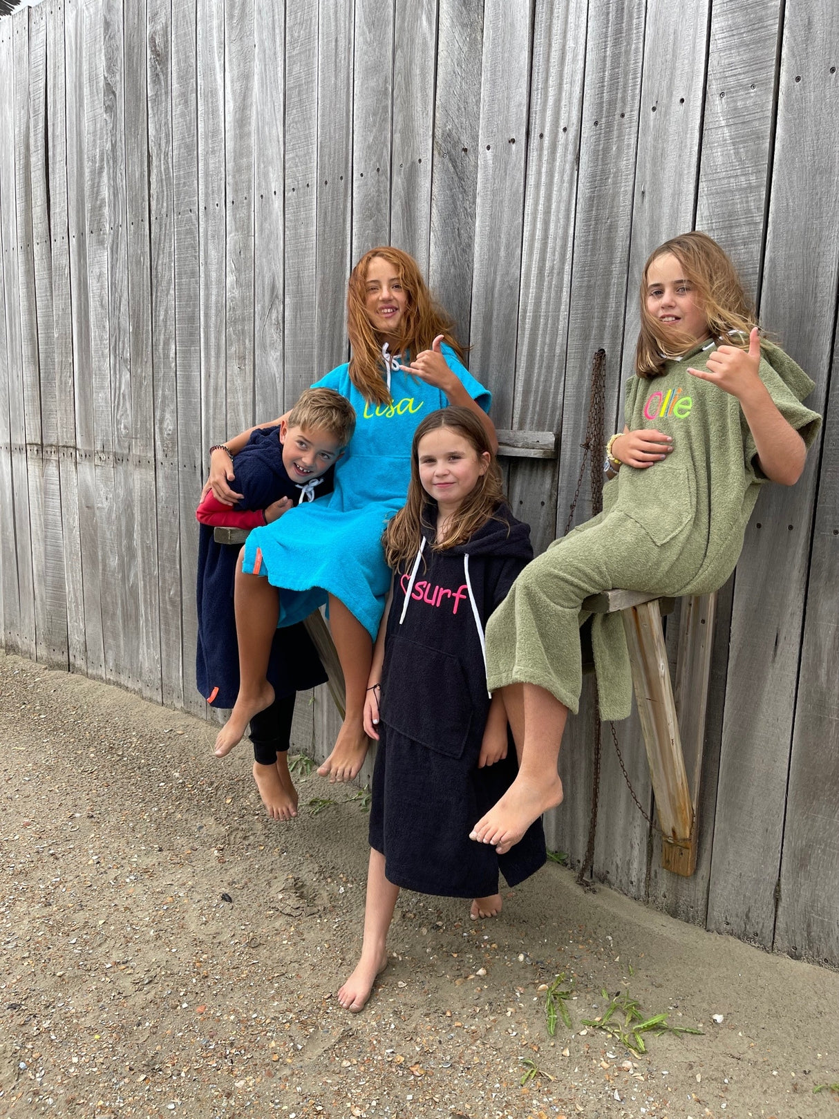 Geborduurde kinder surfponcho's