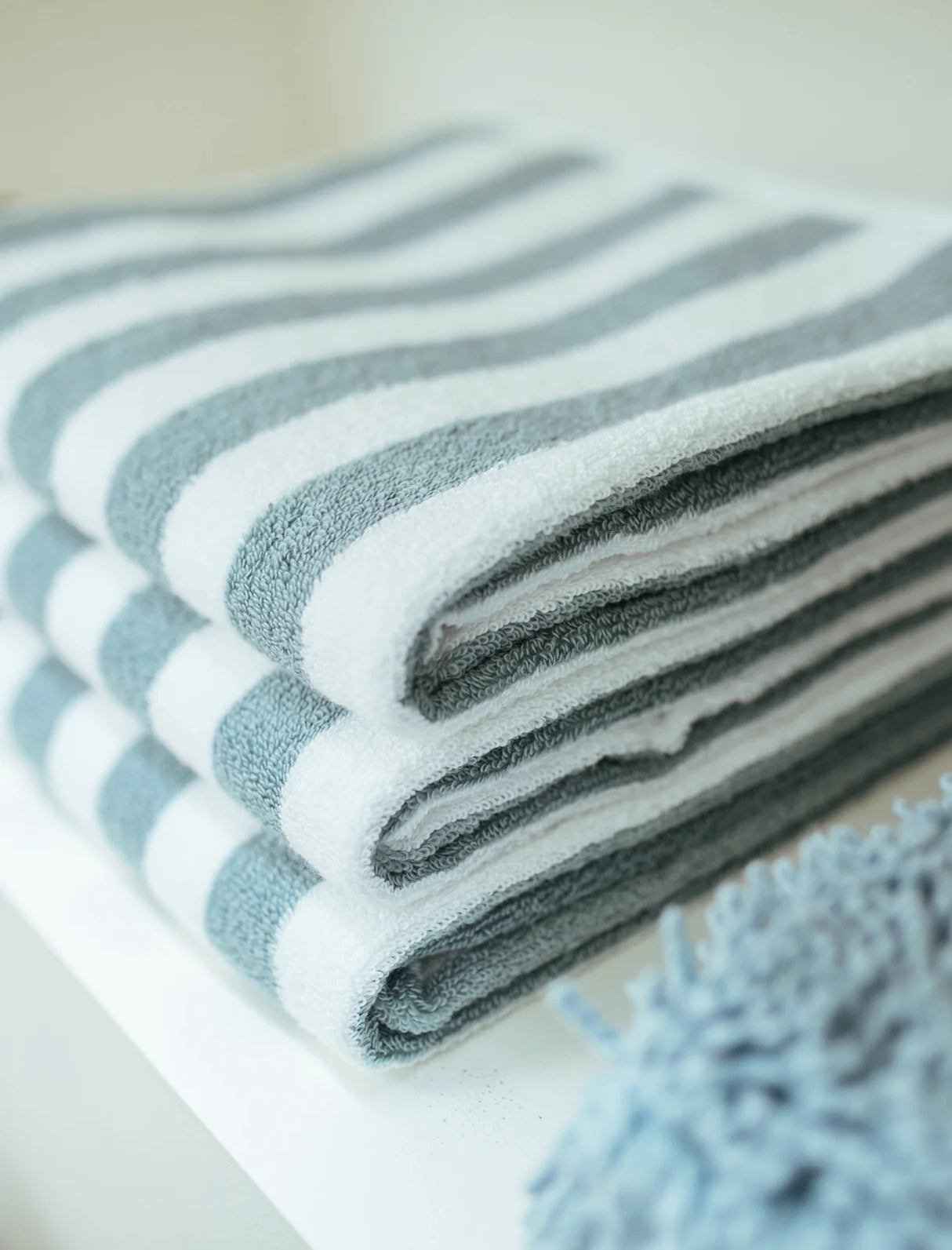 Gestreepte Vandyck badlakens pearl blue