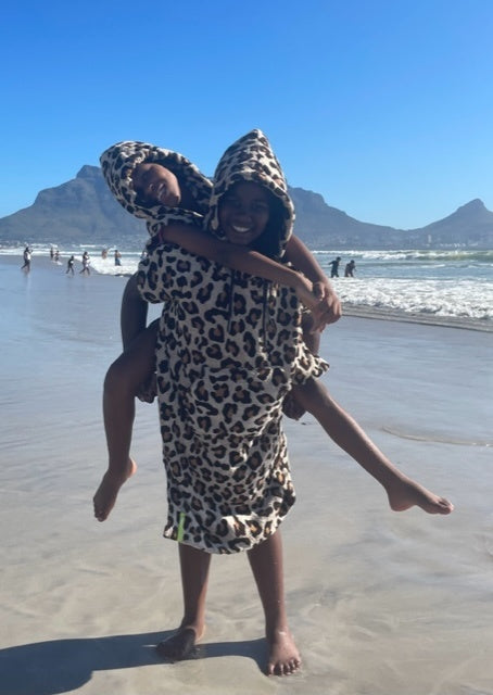 Kinder surfponcho's luipaardprint