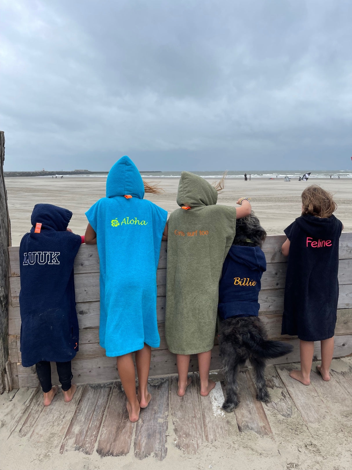 Kinder surfponcho's met rug borduring