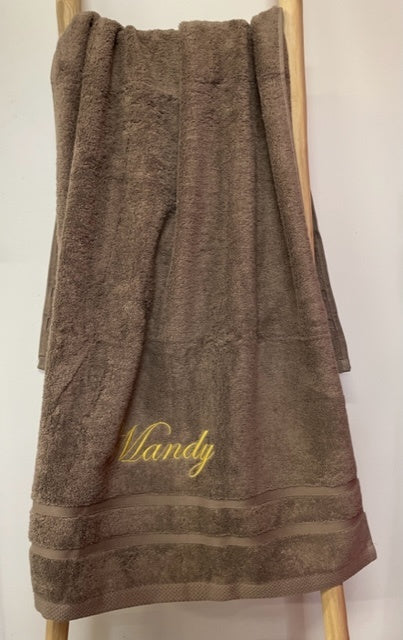 Luxe handdoek borduren taupe