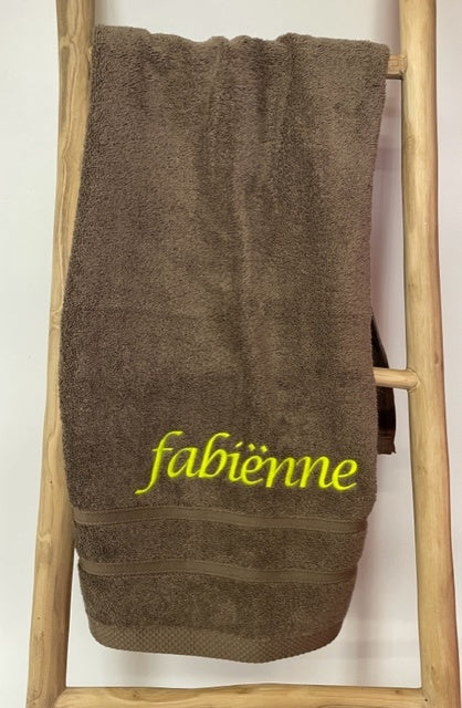 Luxe handdoek borduren taupe
