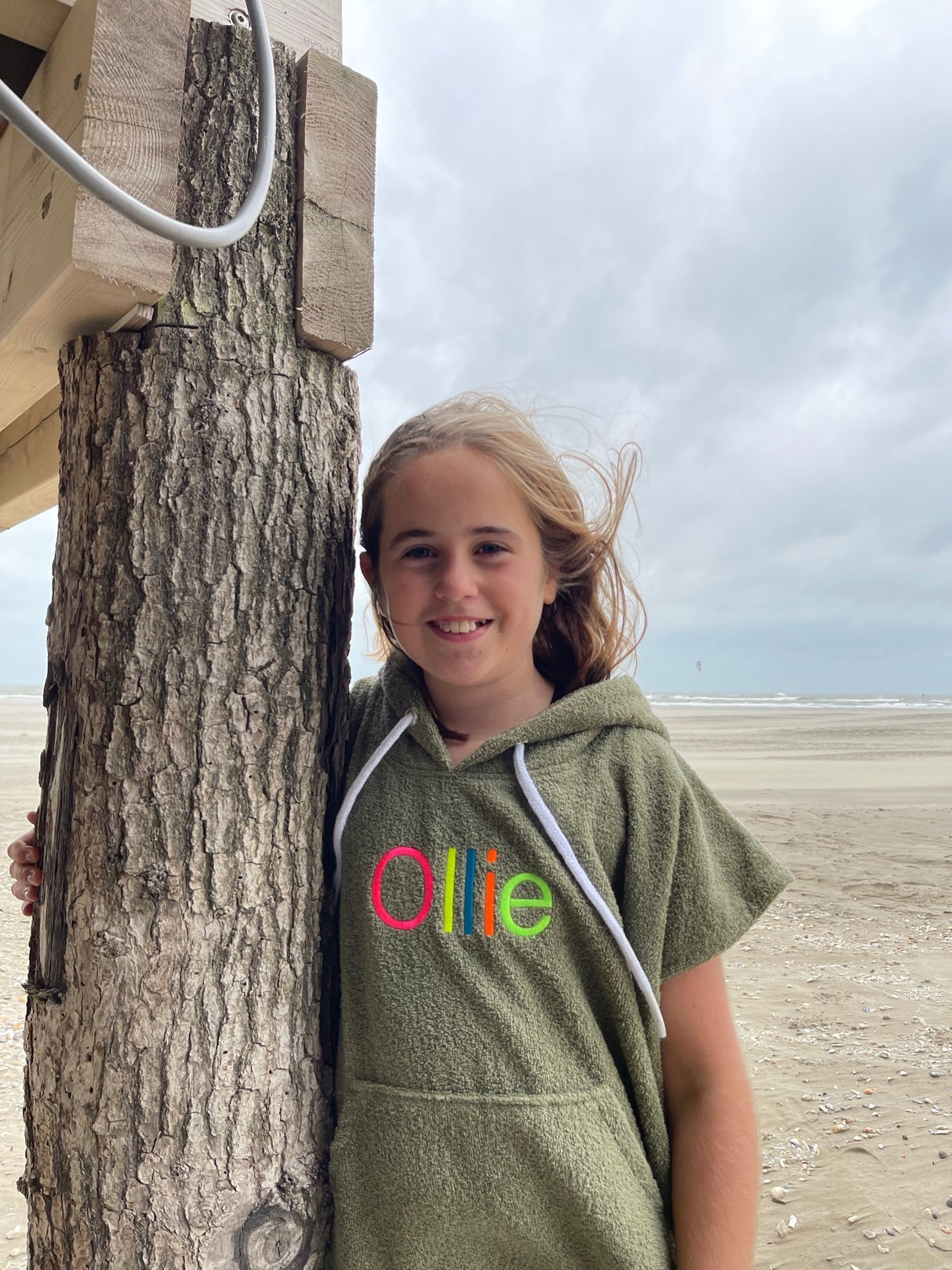 Olijfgroene kinder surfponcho met naam