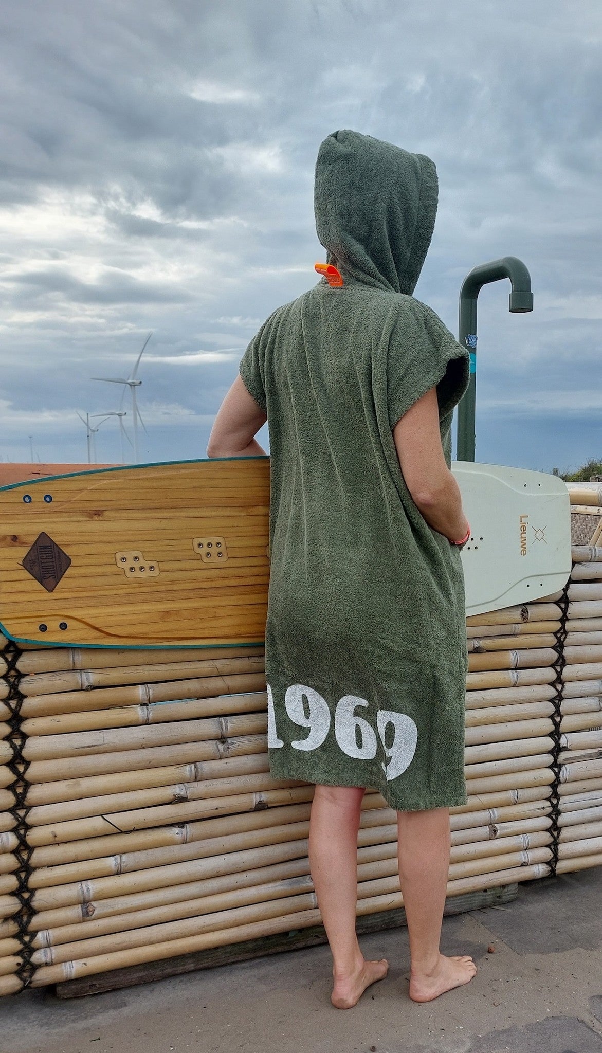 Olijfgroene poncho met tekst