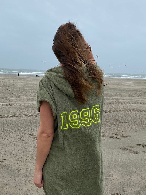 Olijfgroene surfponcho met borduring