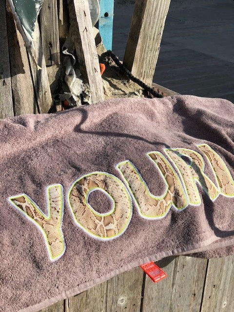 Strandlaken taupe met slangenprint