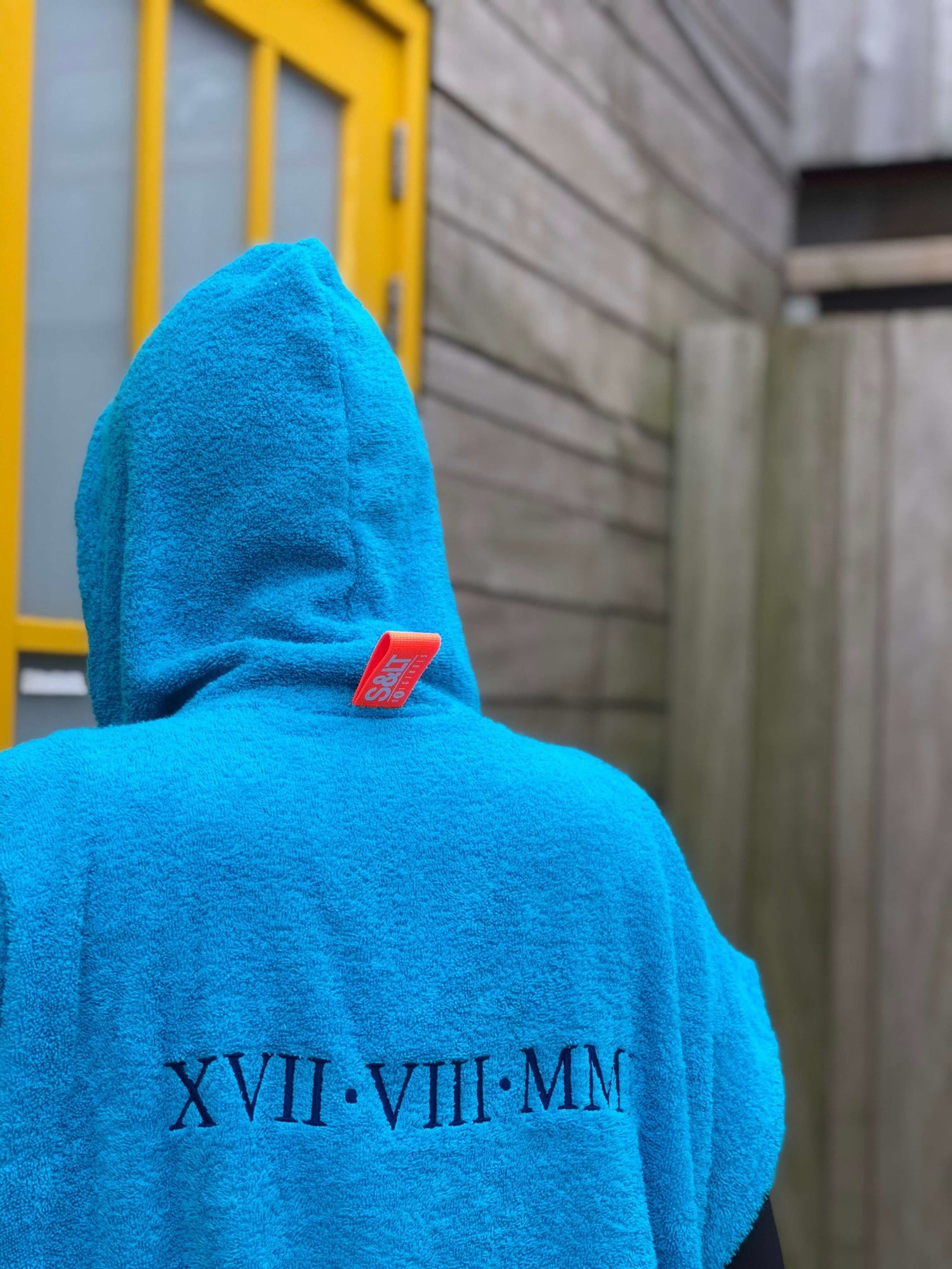 Surfhoody met rugborduring