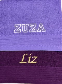 The One Towelling handdoek borduren lila en paars