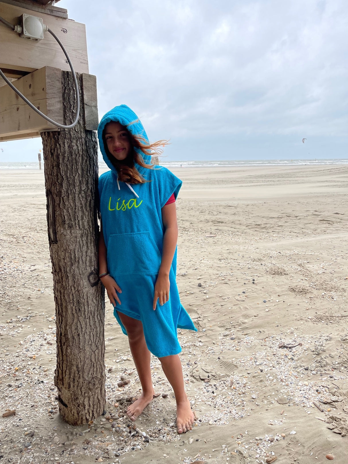 Turquoise kinder surfponcho met borduring