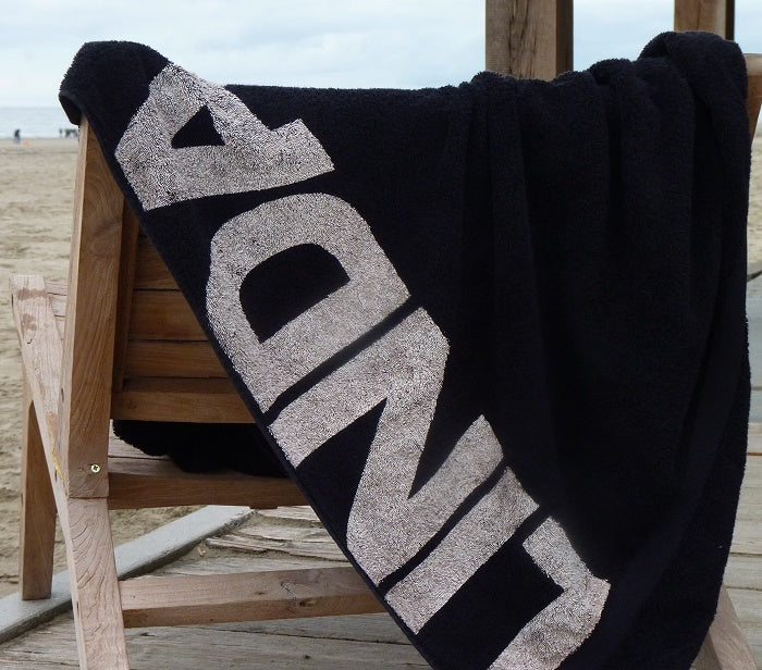 zwart strandlaken met print