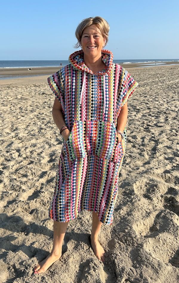 Bestickter Surfponcho