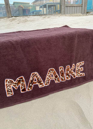 Bruin strandlaken met giraffeprint