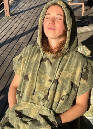 Bestickter Surfponcho