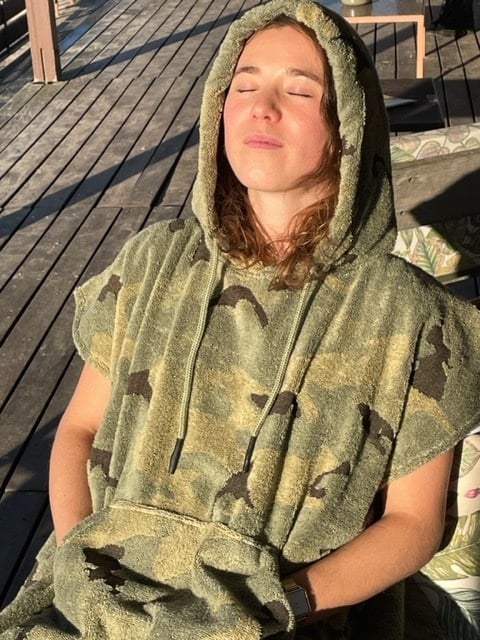 Bestickter Surfponcho