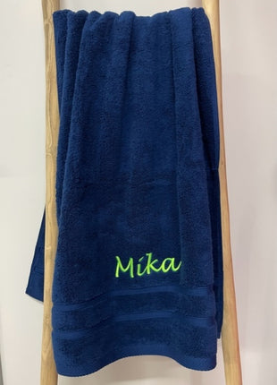 Deluxe donkerblauw badhanddoek borduren