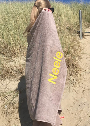 Geborduurd strandlaken taupe