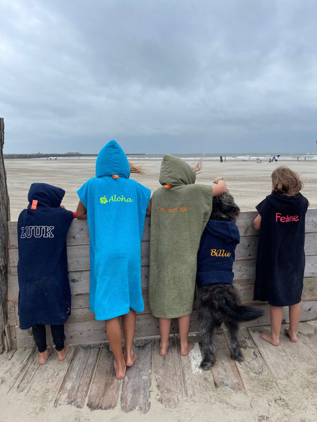 Kinder surfponcho's met rug borduring