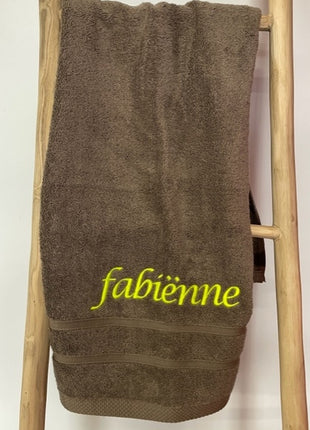 Luxe handdoek borduren taupe