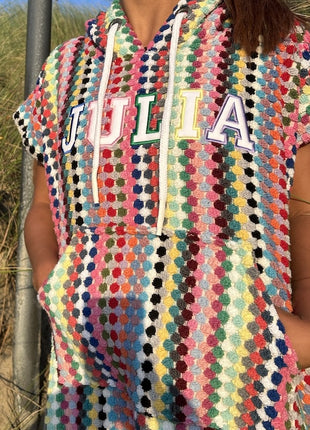 Multicolour surfponcho pom met naam