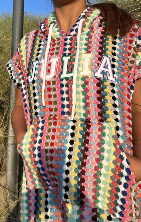 Multicolour surfponcho pom met naam