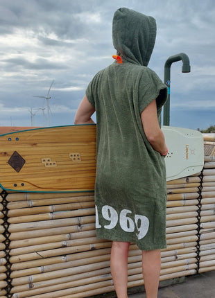 Olijfgroene poncho met tekst