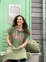 Olijfgroene surfponcho 2