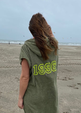 Olijfgroene surfponcho met borduring