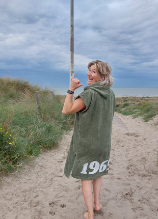 Olijfgroene surfponcho met print