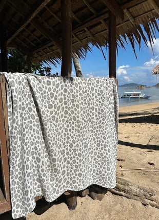 Panterprint swaddle