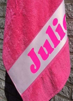 roze-sporthanddoek-met-naam