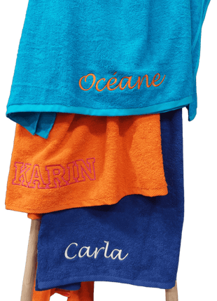Strandlaken met borduring oranje, turquoise, kobaltblauw