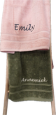The One Towelling Luxe badhandlakens borduren roze olijfgroen
