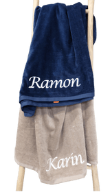Velours strandlaken met borduring taupe en navy