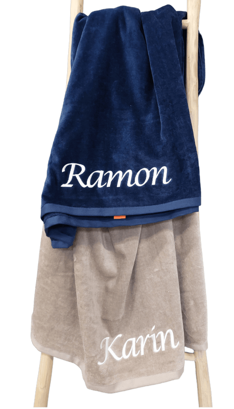Velours strandlaken met borduring taupe en navy