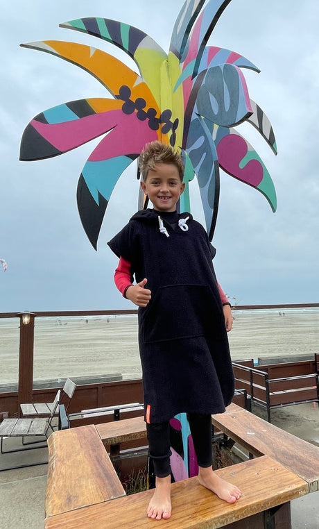 Zwarte kinder poncho